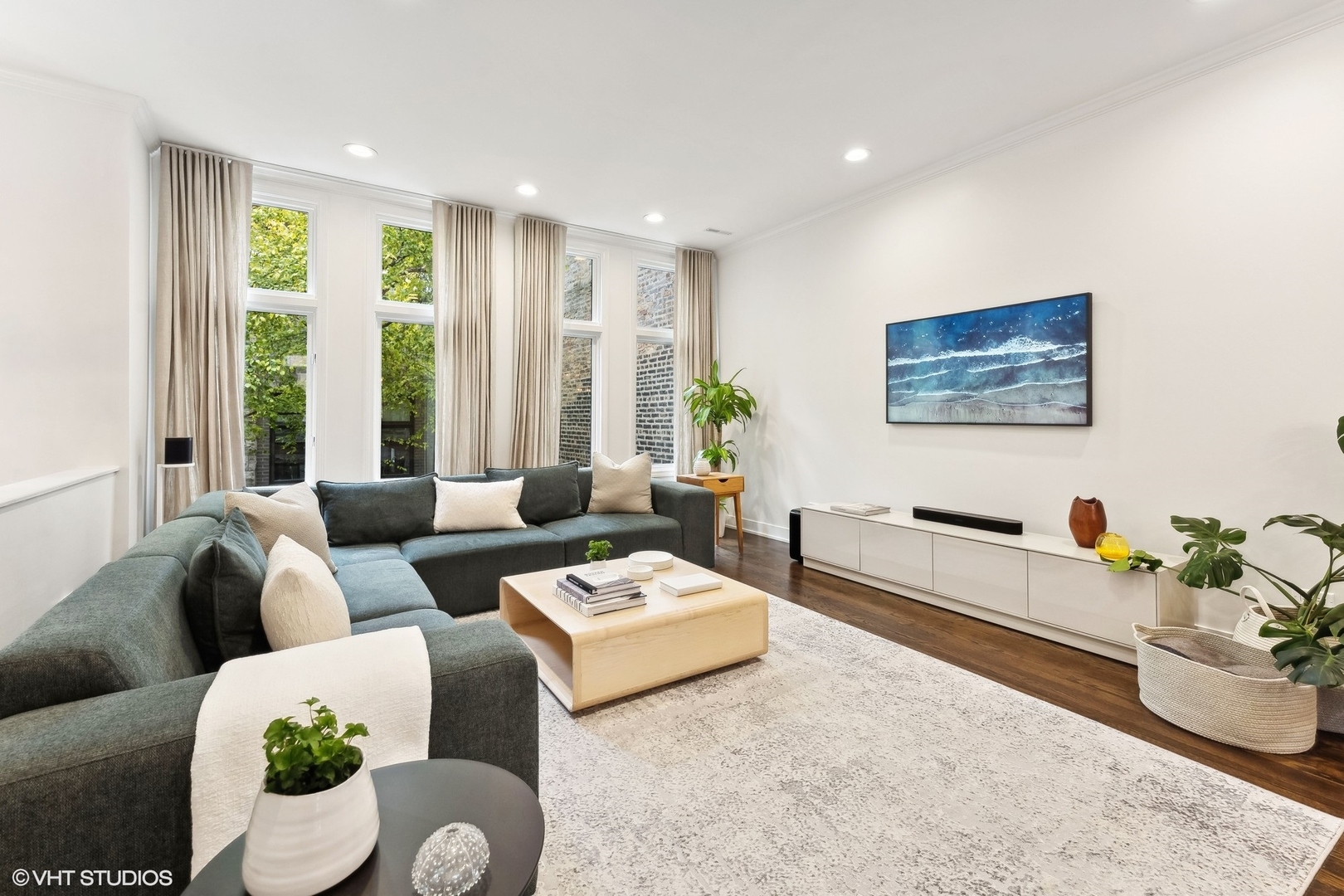 930 N CLARK Street Unit: B