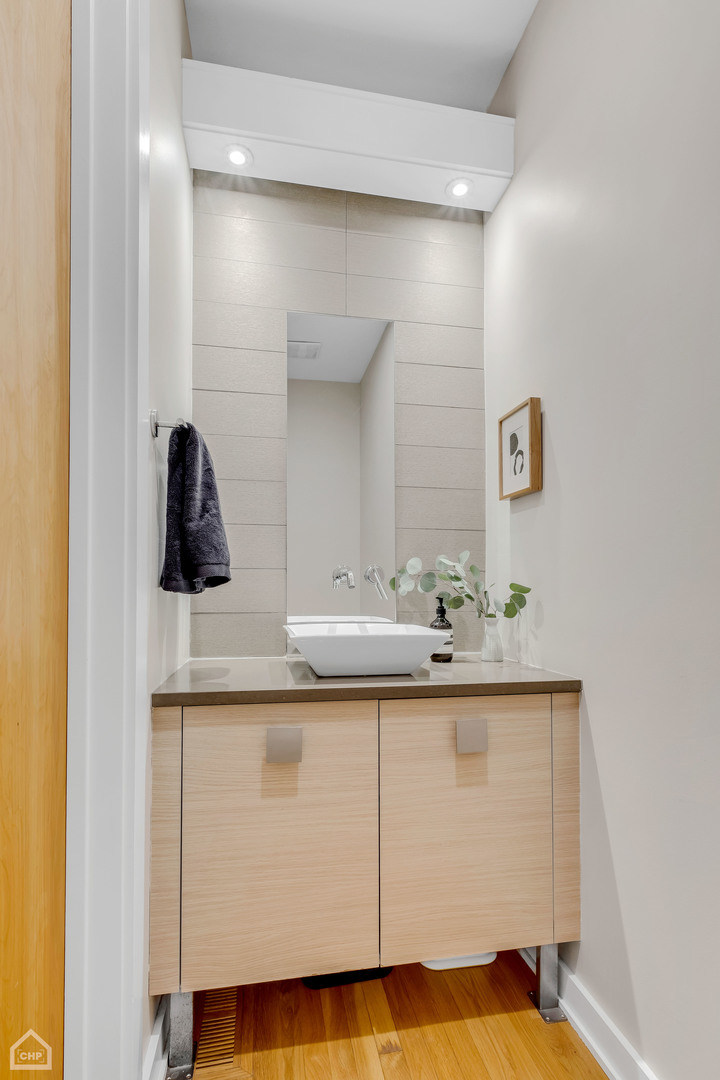 908 N Hermitage Avenue Unit: 1