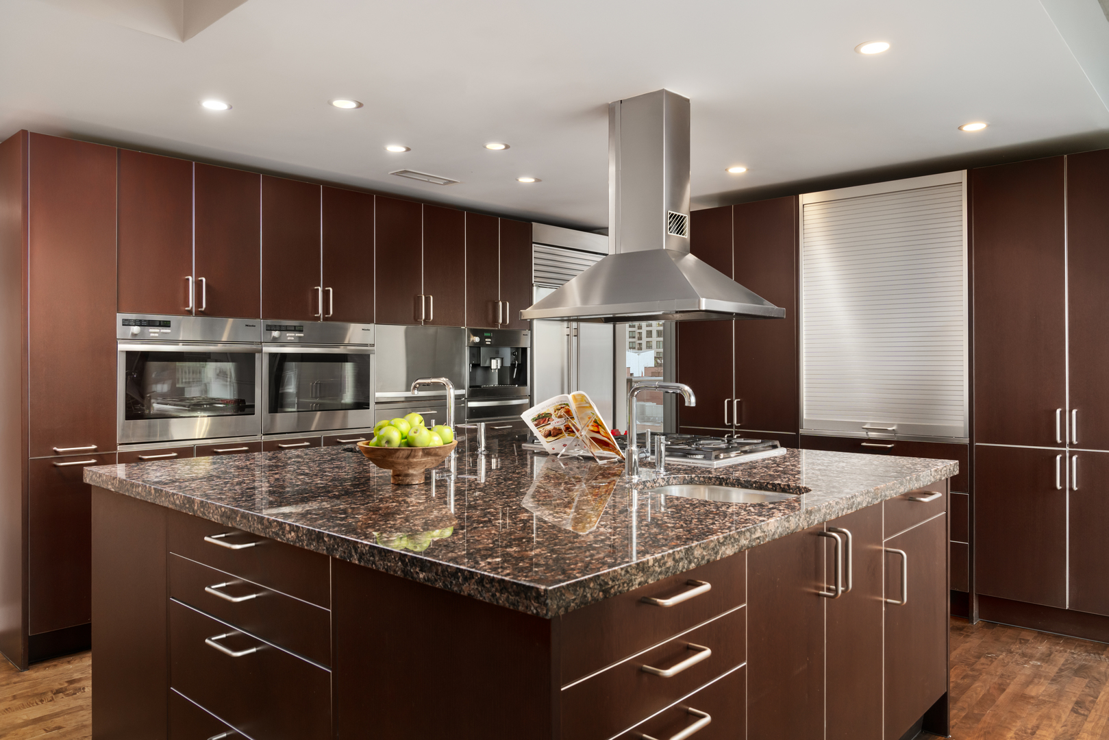 201 W GRAND Avenue Unit: 903