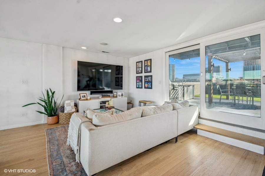 1373 W HUBBARD Street Unit: 4E