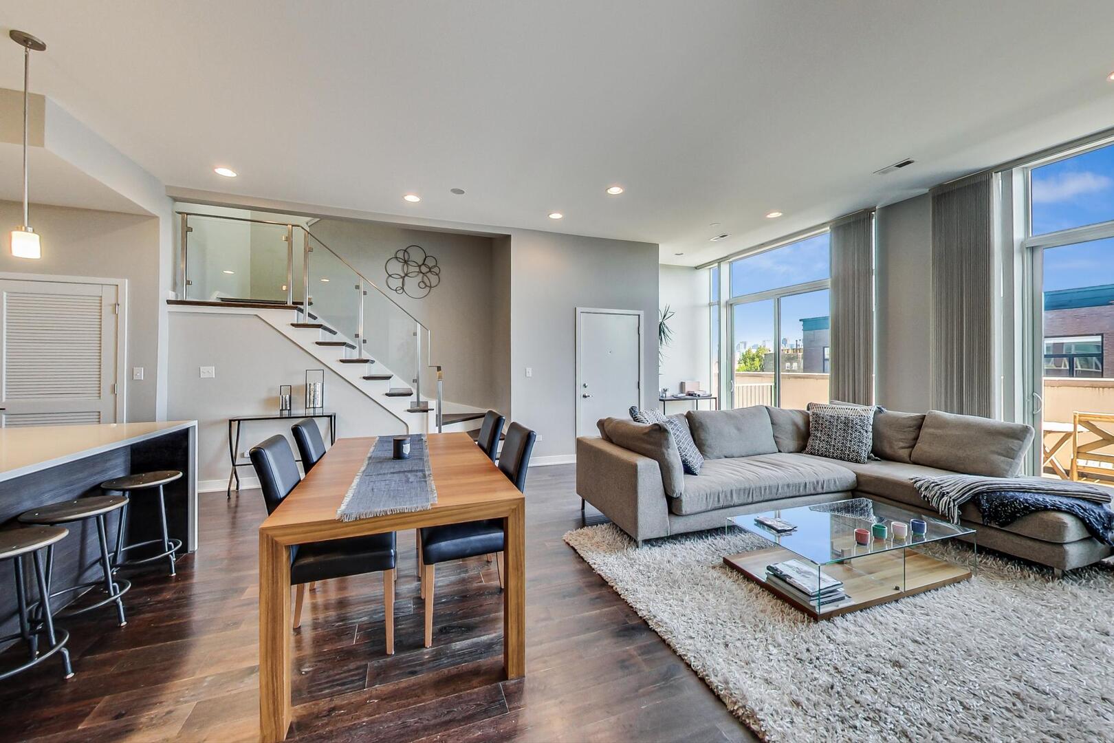 1611 N Hermitage Avenue Unit: 403