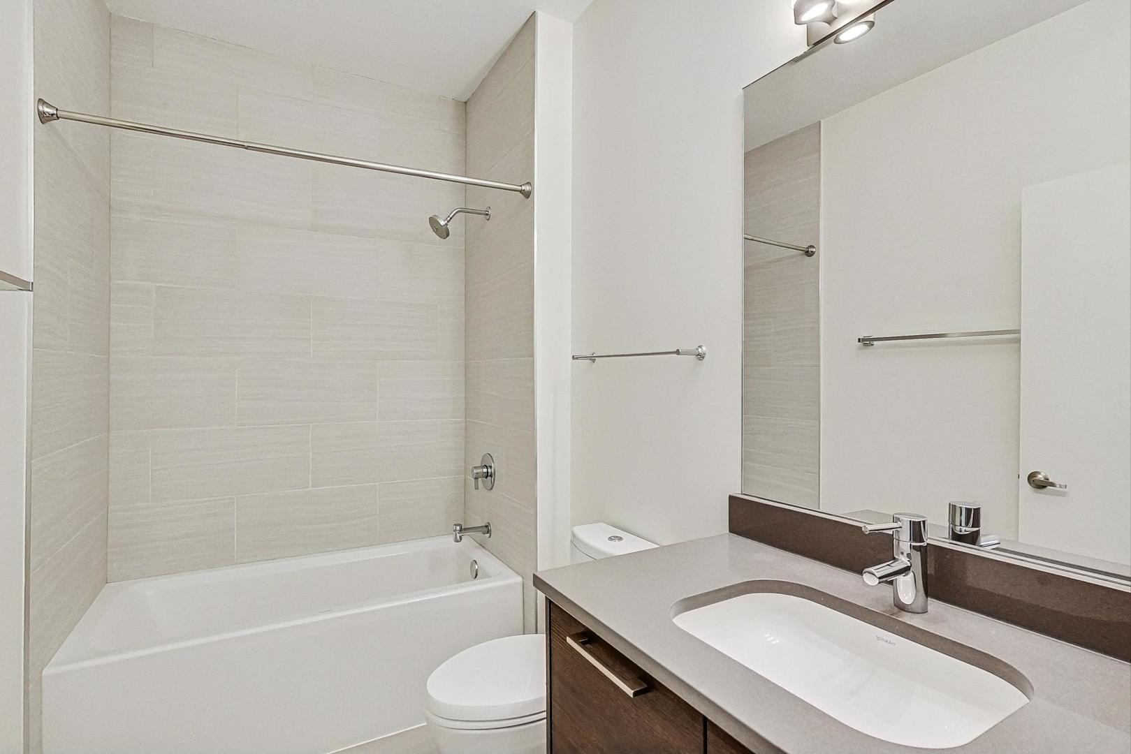 1611 N Hermitage Avenue Unit: 403