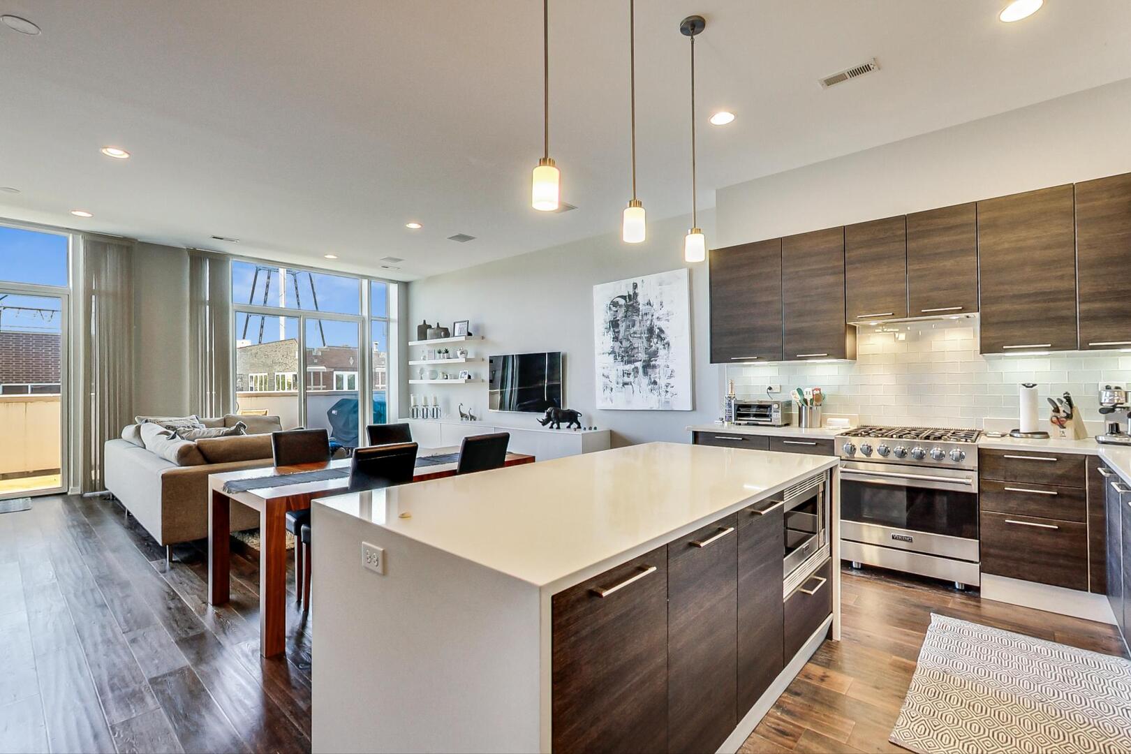 1611 N Hermitage Avenue Unit: 403