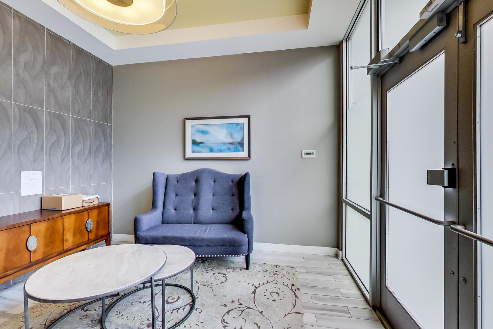 1611 N Hermitage Avenue Unit: 403