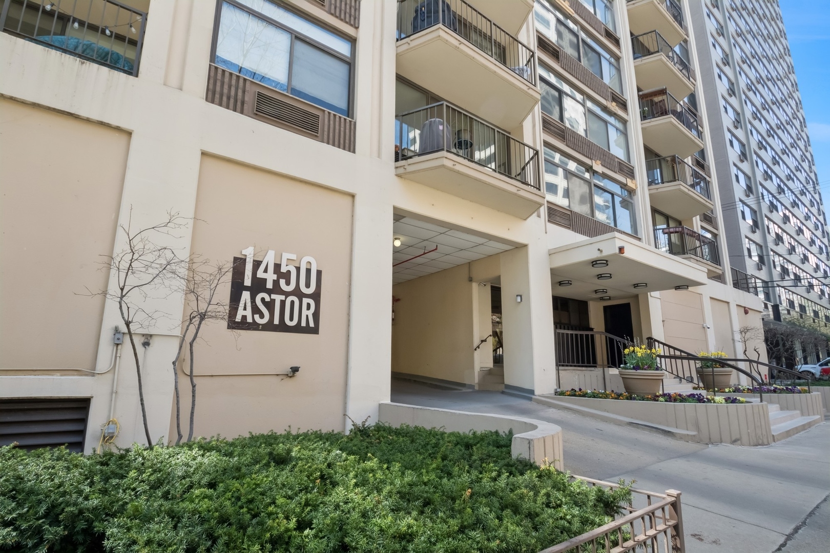 1450 N ASTOR Street Unit: 8A