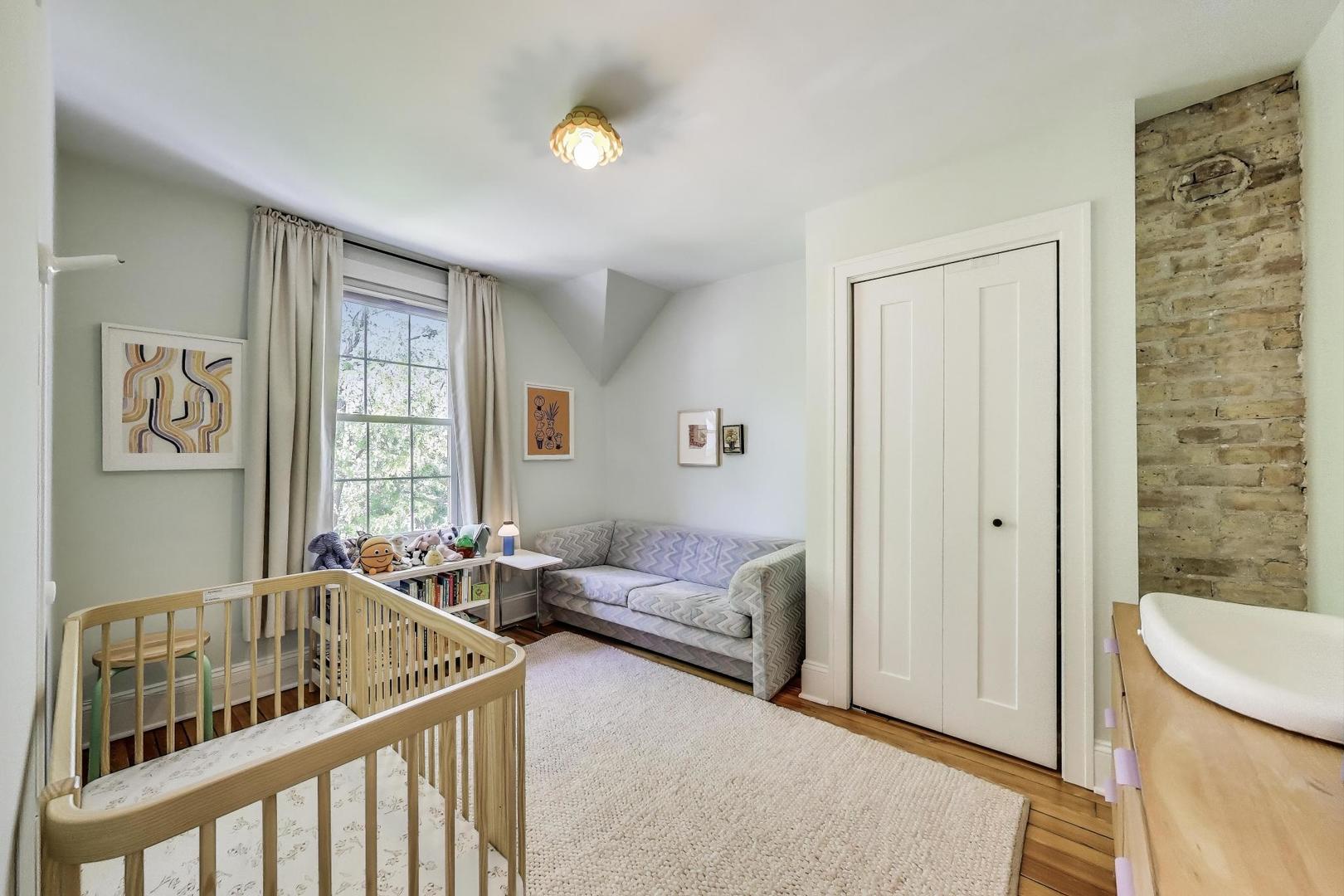 3719 W SHAKESPEARE Avenue