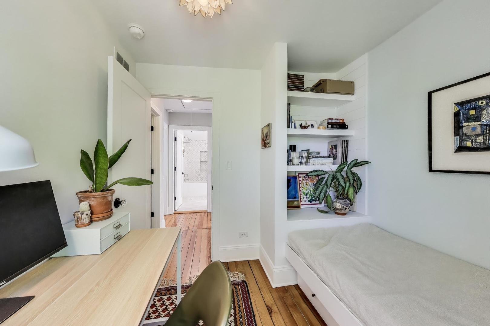 3719 W SHAKESPEARE Avenue