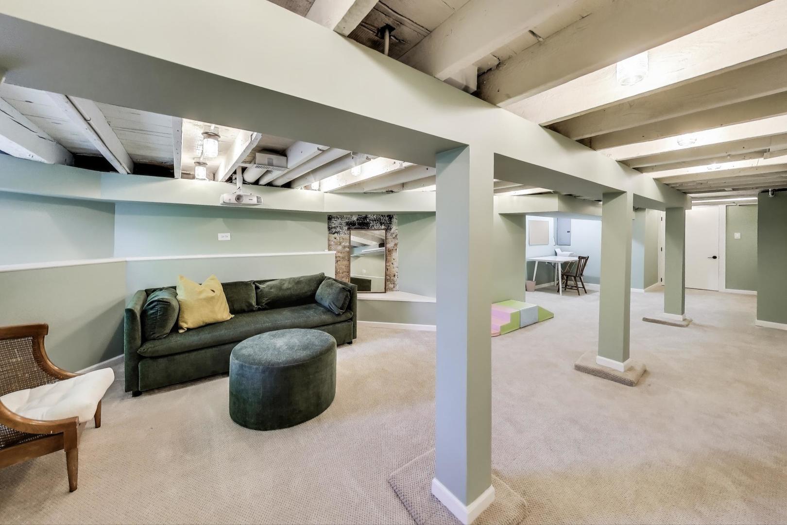 3719 W SHAKESPEARE Avenue