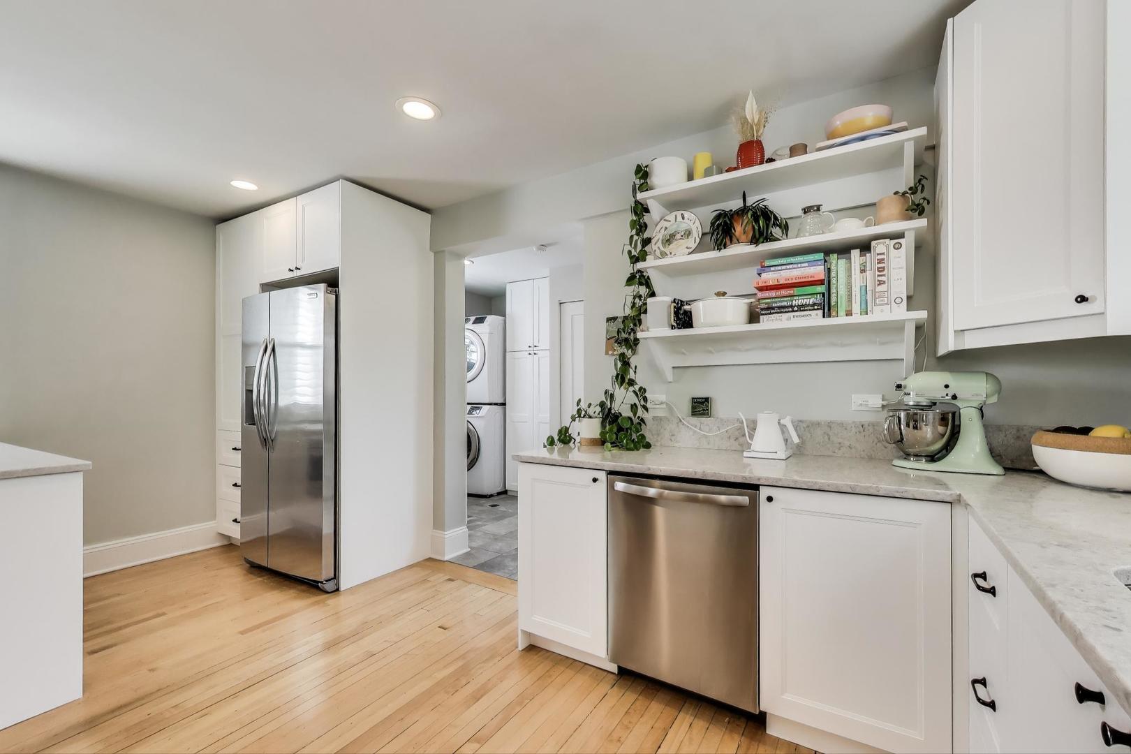 3719 W SHAKESPEARE Avenue