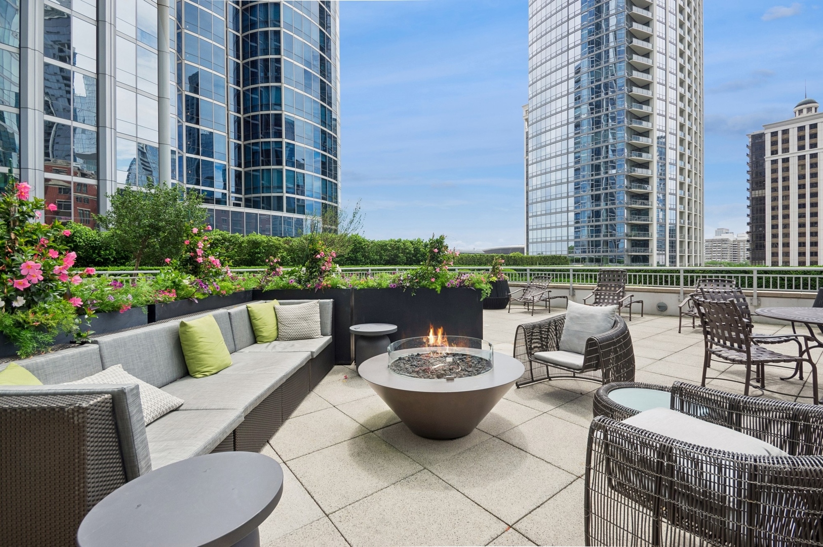 1201 S PRAIRIE Avenue Unit: 4204