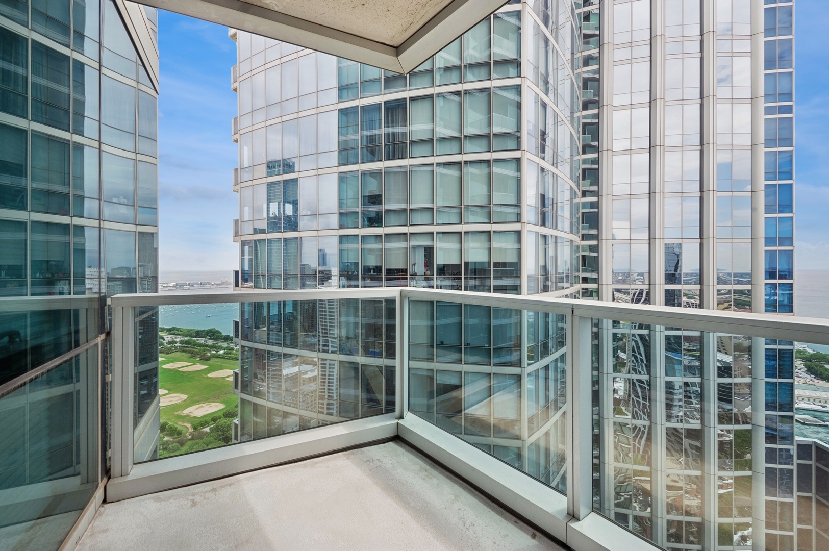 1201 S PRAIRIE Avenue Unit: 4204