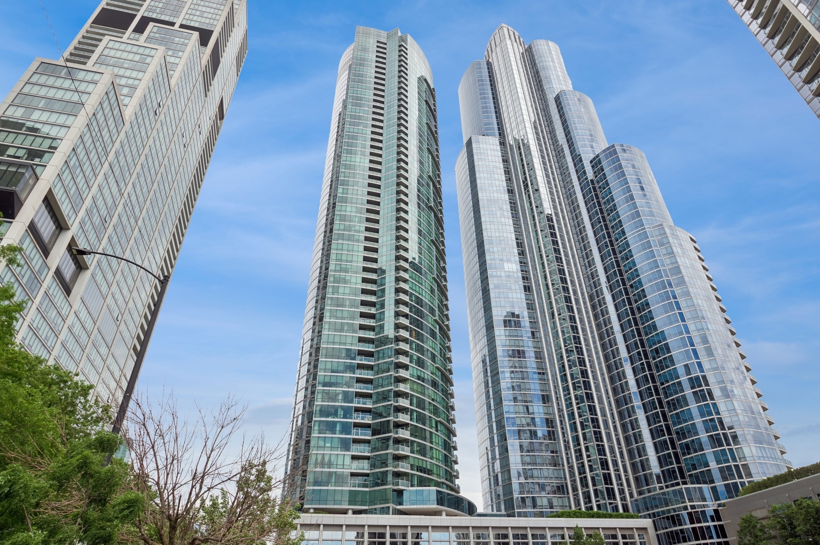 1201 S PRAIRIE Avenue Unit: 4204