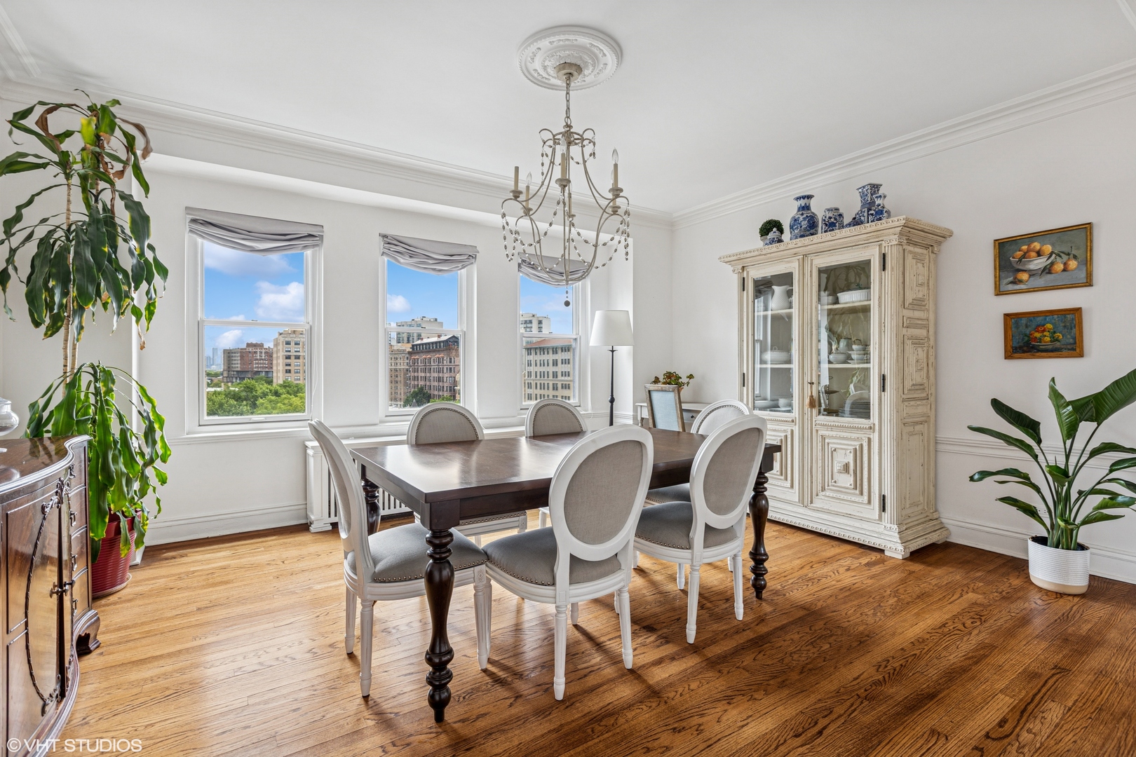 431 W OAKDALE Avenue Unit: 8D