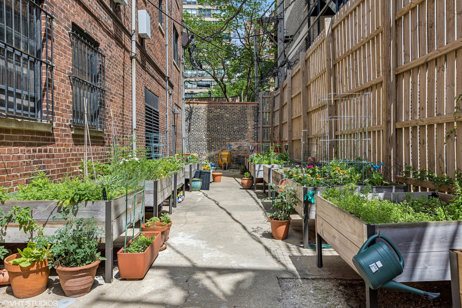 431 W OAKDALE Avenue Unit: 8D