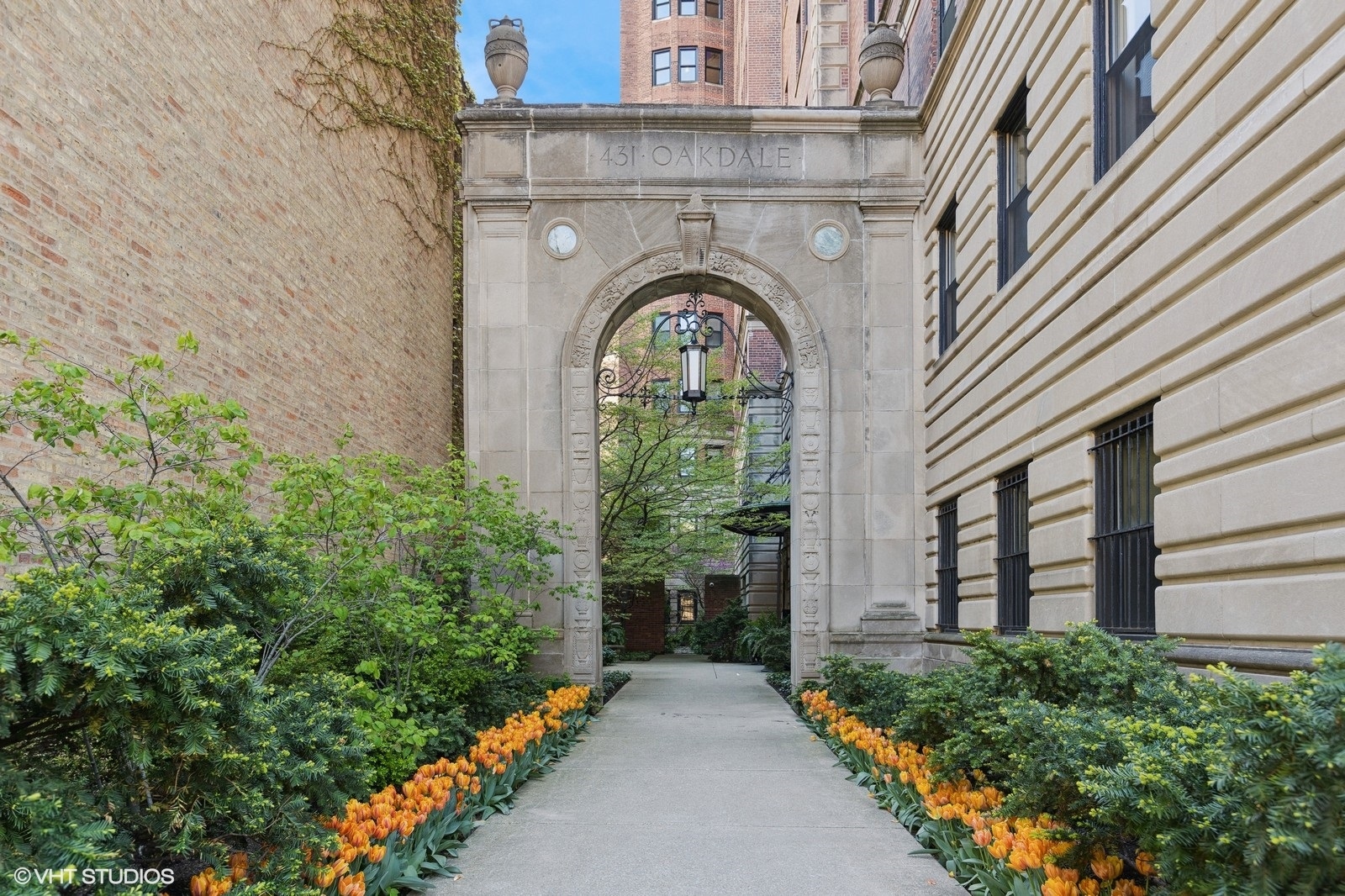 431 W OAKDALE Avenue Unit: 8D