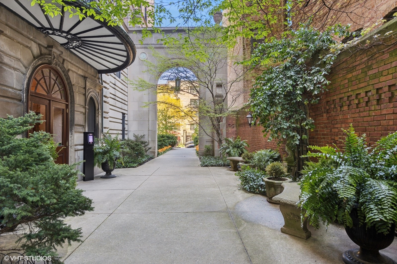 431 W OAKDALE Avenue Unit: 8D