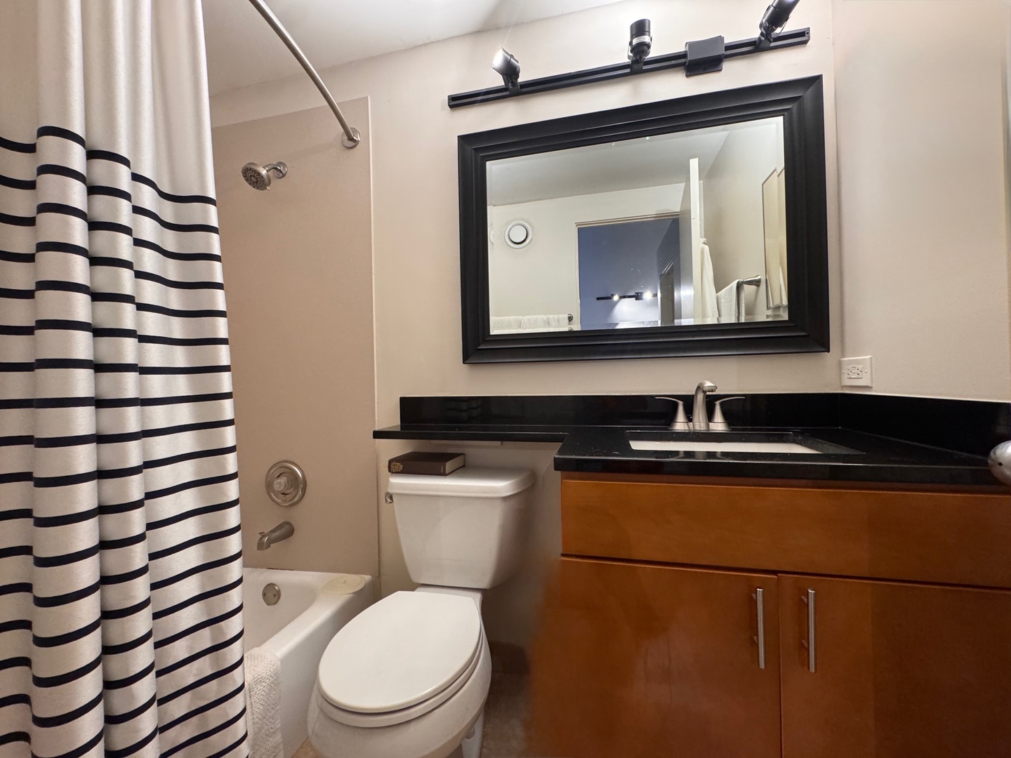 3159 N SEMINARY Avenue Unit: 202