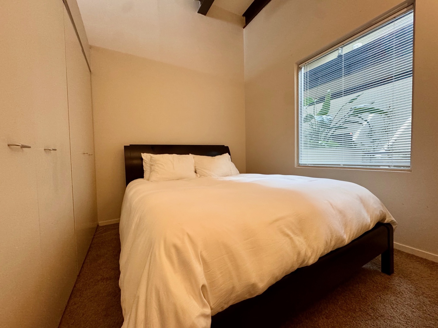 3159 N SEMINARY Avenue Unit: 202