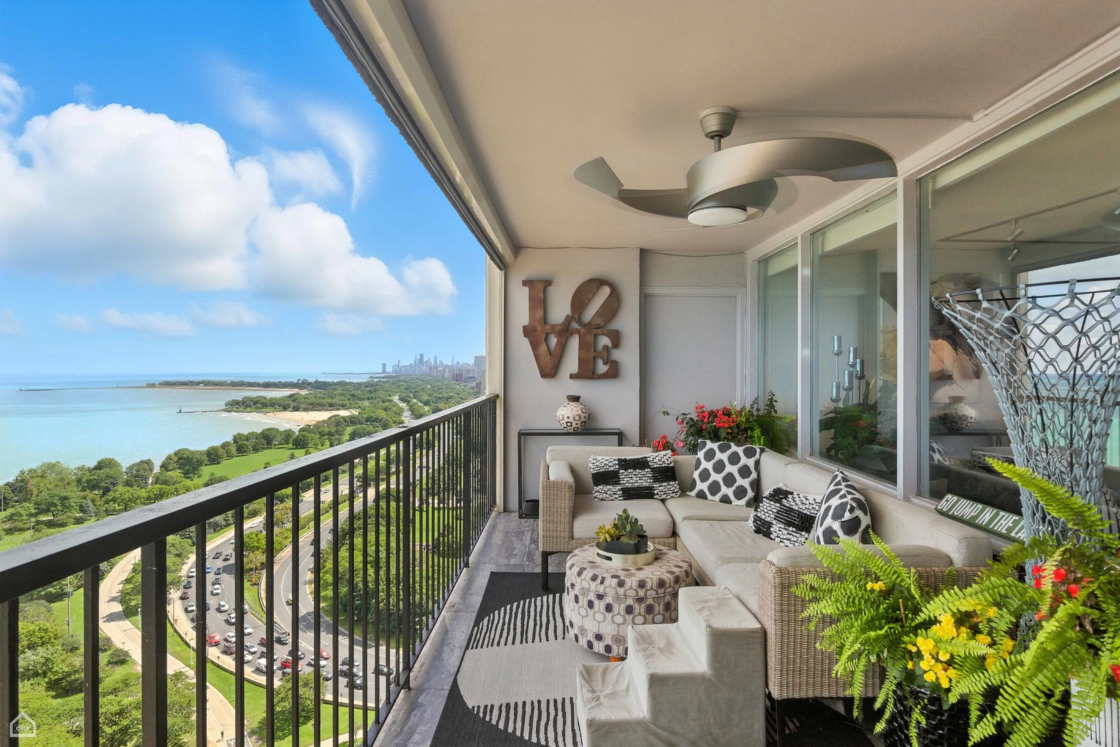 5733 N SHERIDAN Road Unit: 28D