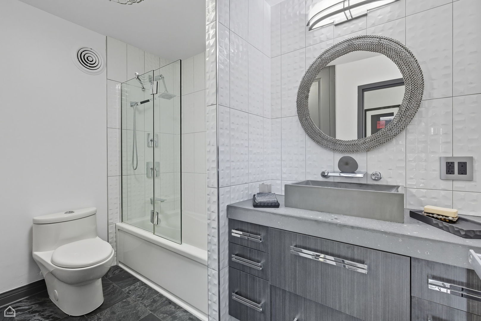 5733 N SHERIDAN Road Unit: 28D