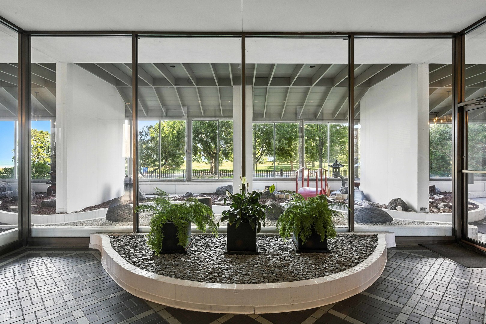 5733 N SHERIDAN Road Unit: 28D