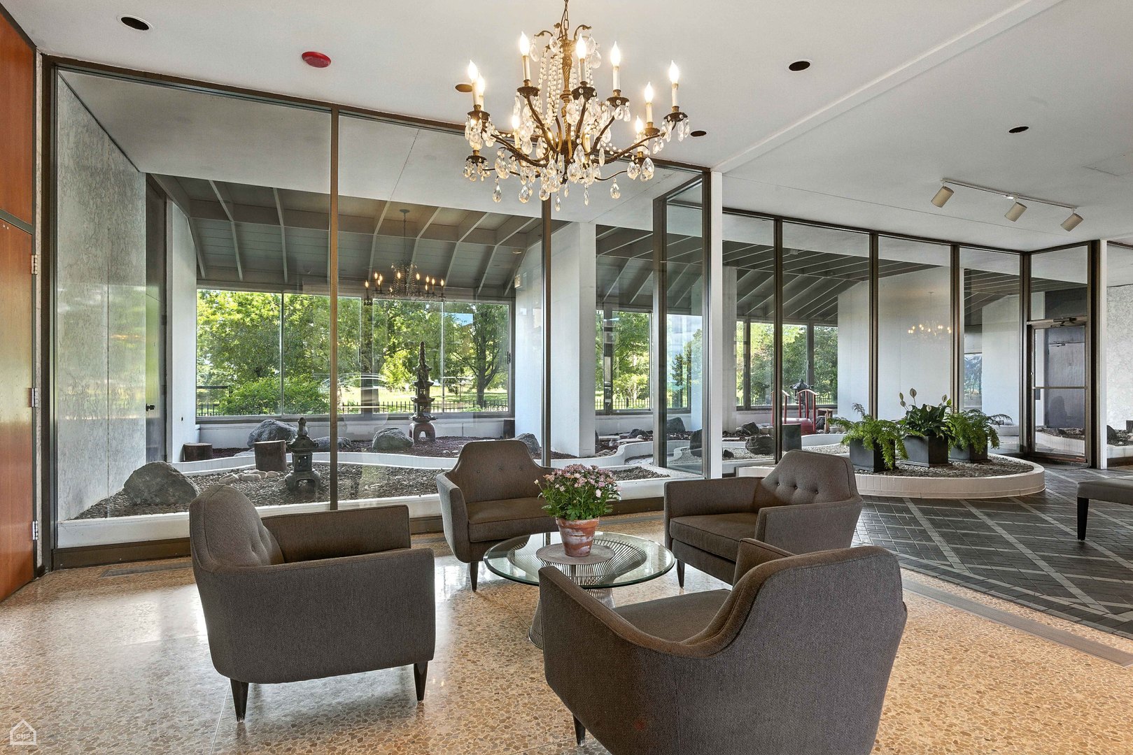 5733 N SHERIDAN Road Unit: 28D