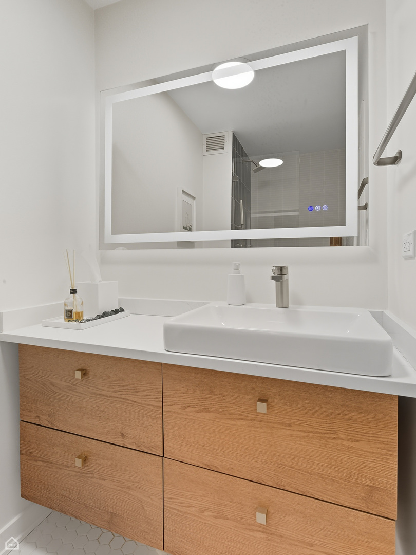 1450 N Astor Street Unit: 7B