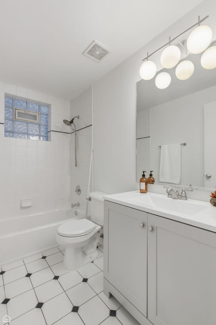 830 N HERMITAGE Avenue Unit: 2