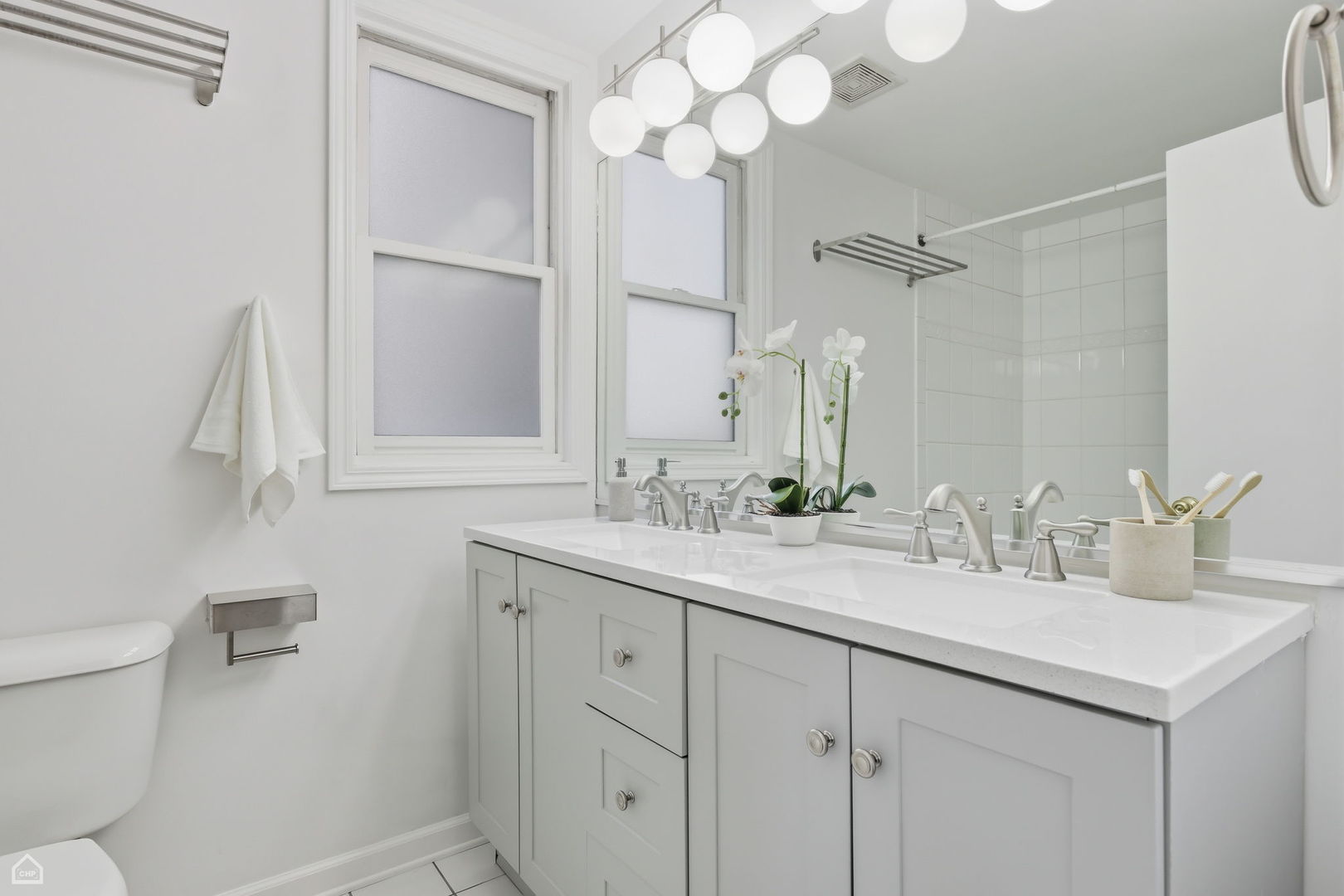 830 N HERMITAGE Avenue Unit: 2