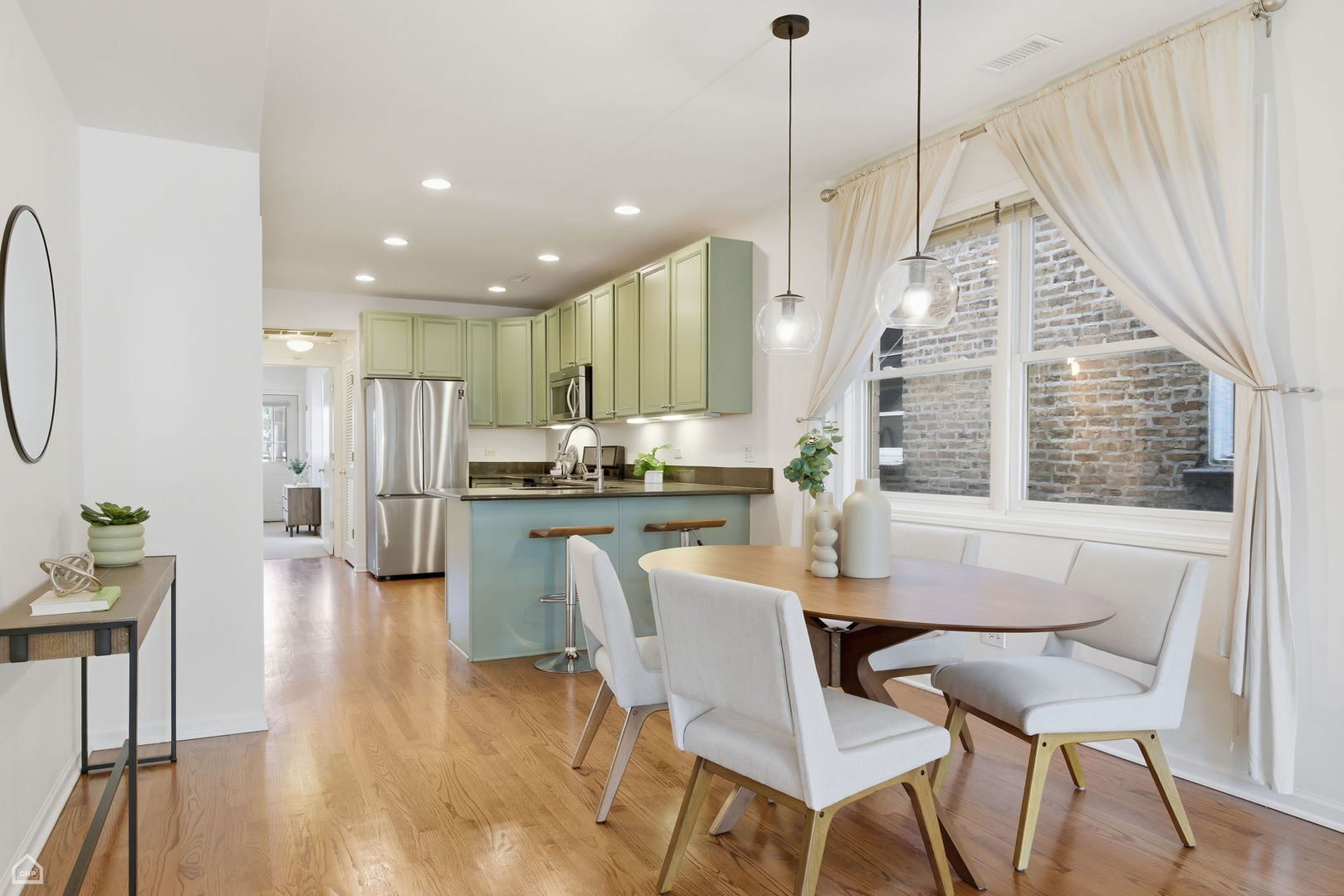 830 N HERMITAGE Avenue Unit: 2