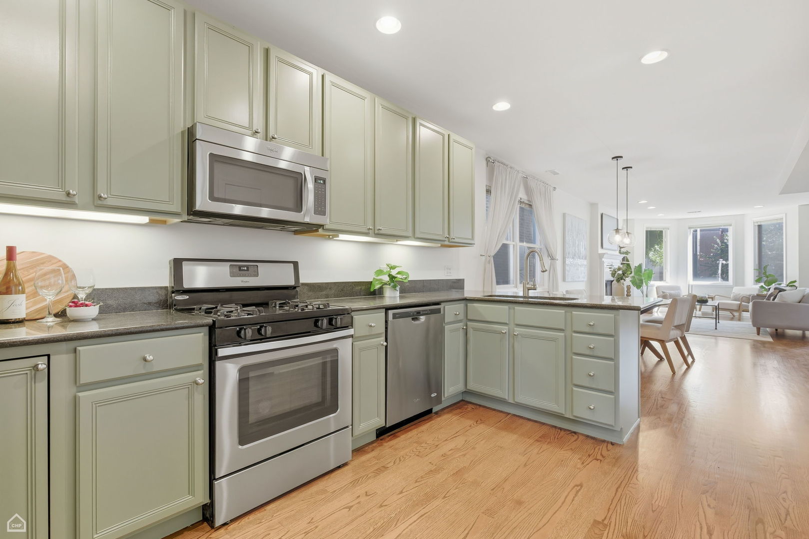 830 N HERMITAGE Avenue Unit: 2