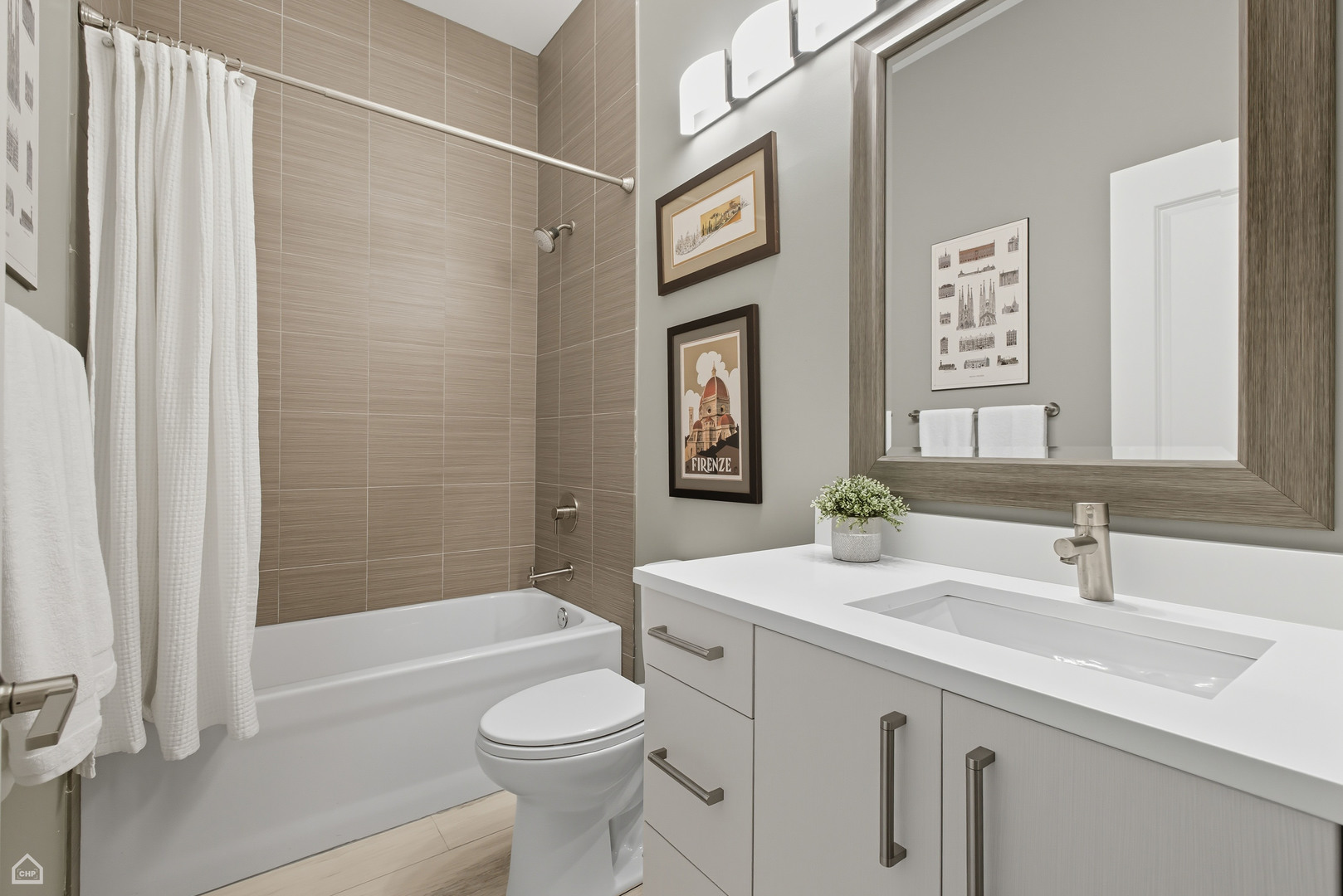 1534 N Maplewood Avenue