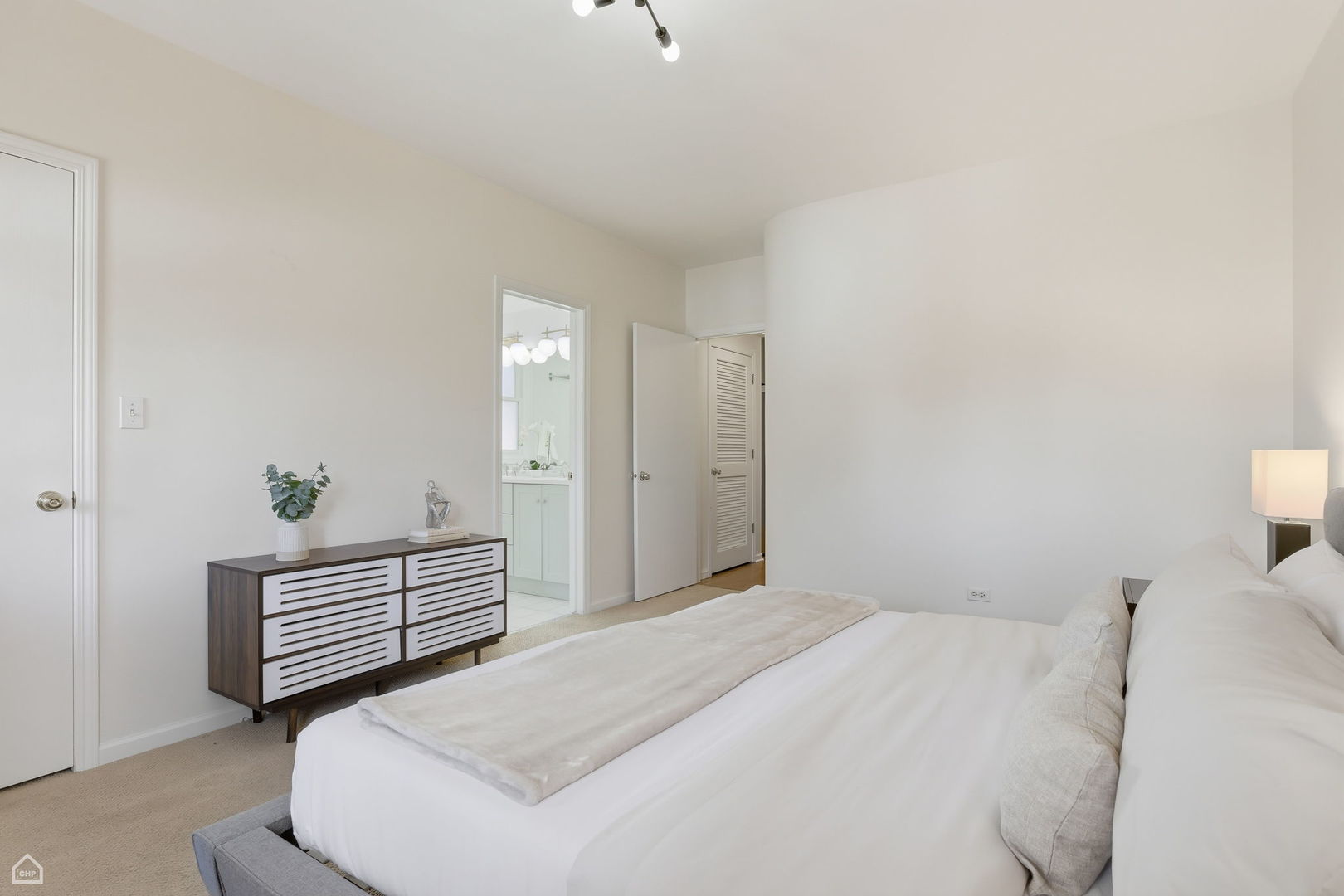 830 N HERMITAGE Avenue Unit: 2