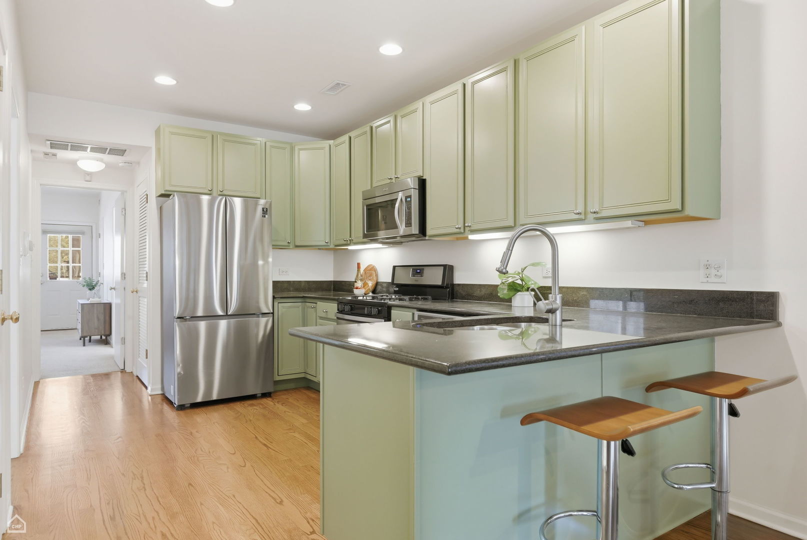 830 N HERMITAGE Avenue Unit: 2