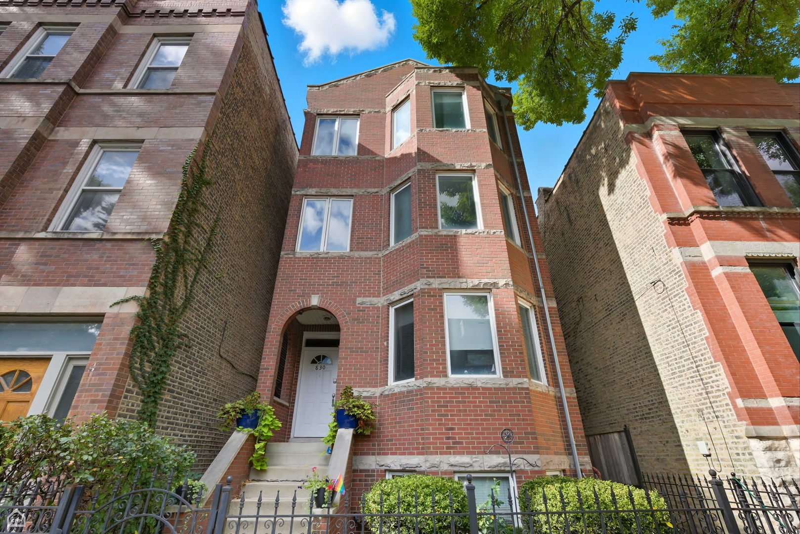 830 N HERMITAGE Avenue Unit: 2