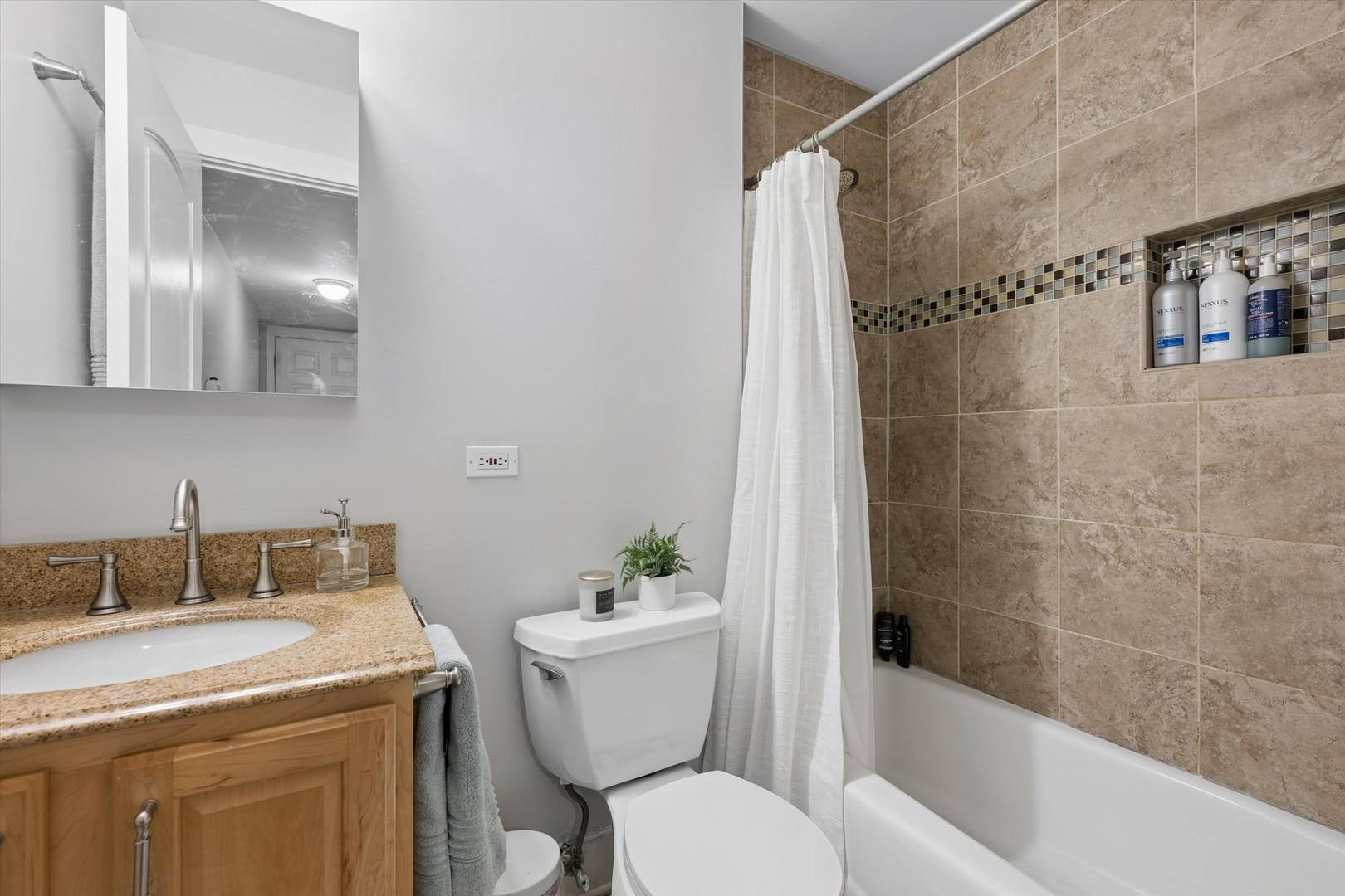 3456 N JANSSEN Avenue Unit: G1