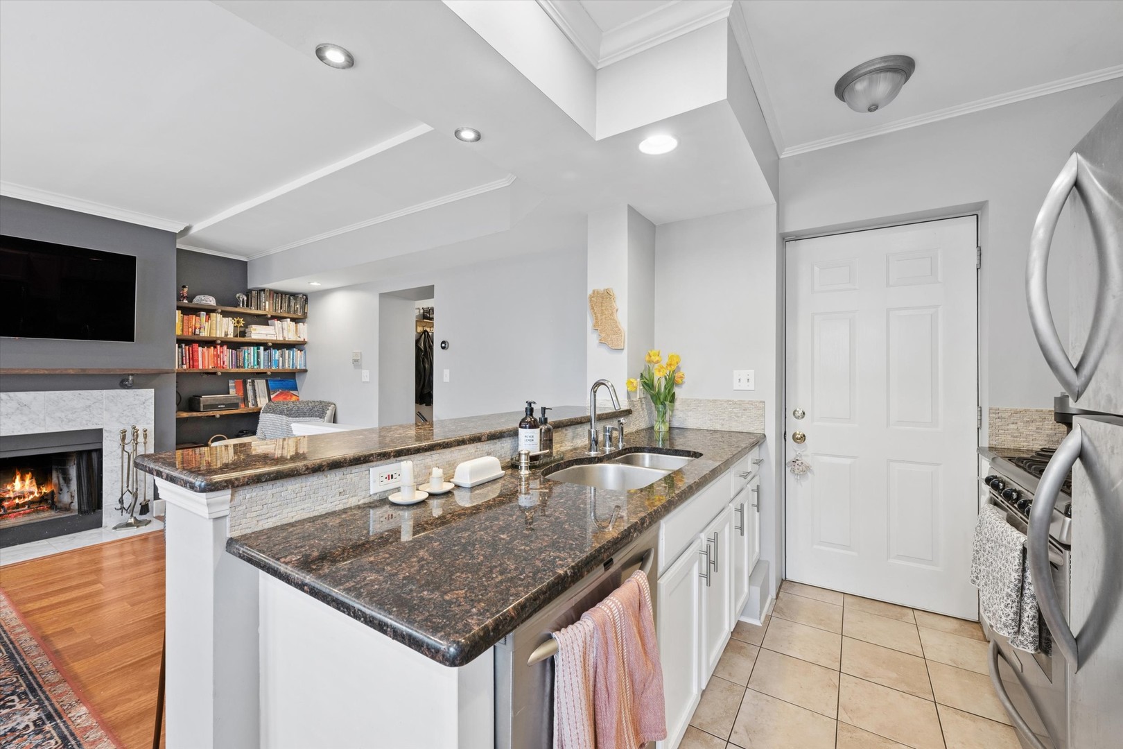 3456 N JANSSEN Avenue Unit: G1