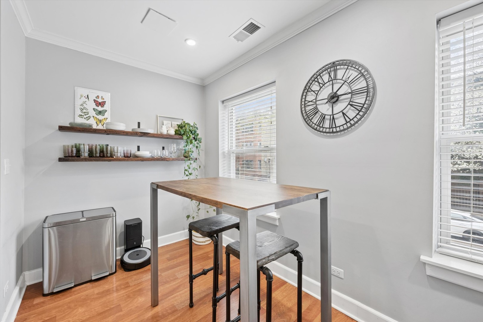 3456 N JANSSEN Avenue Unit: G1