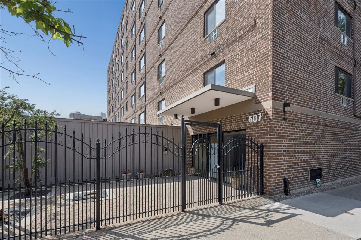 607 W WRIGHTWOOD Avenue Unit: 415