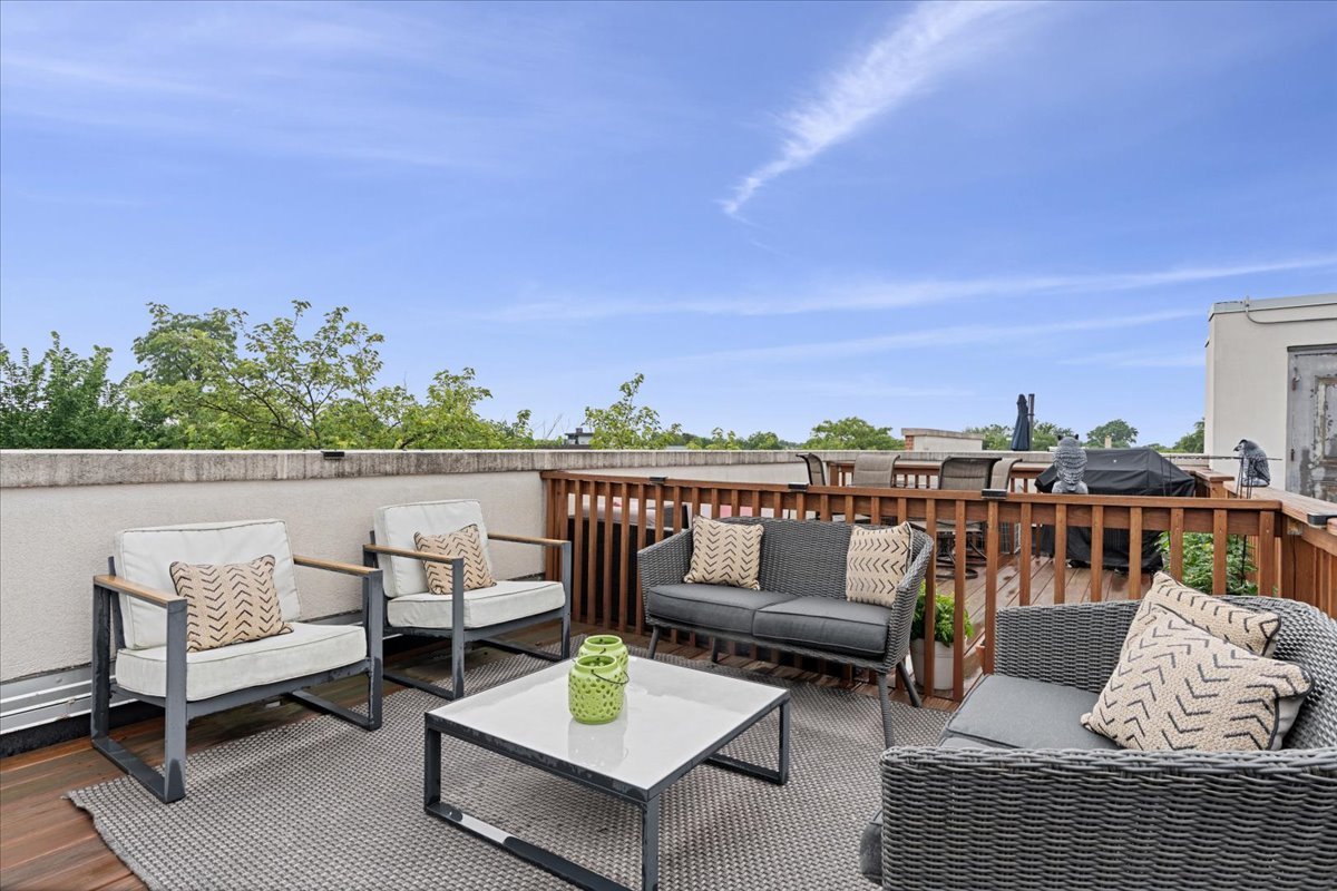 2065 N Kedzie Avenue Unit: 327