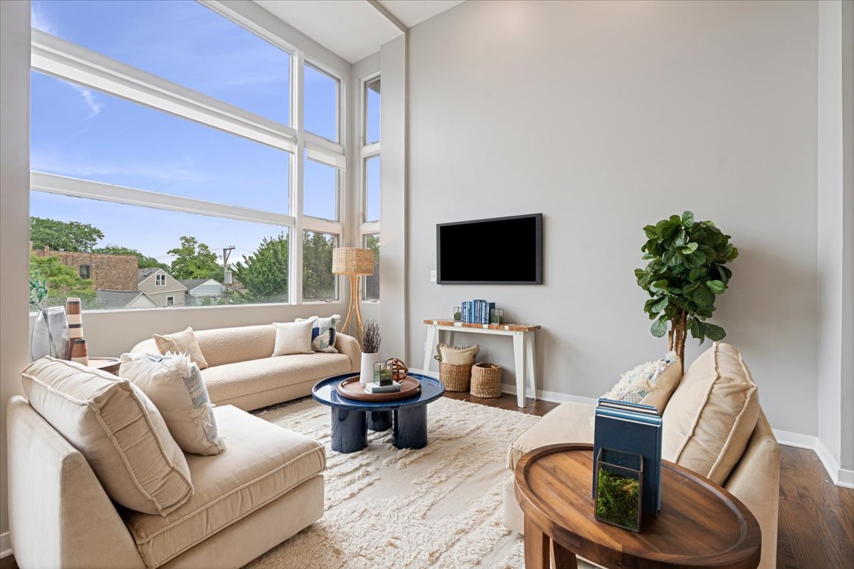 2065 N Kedzie Avenue Unit: 327