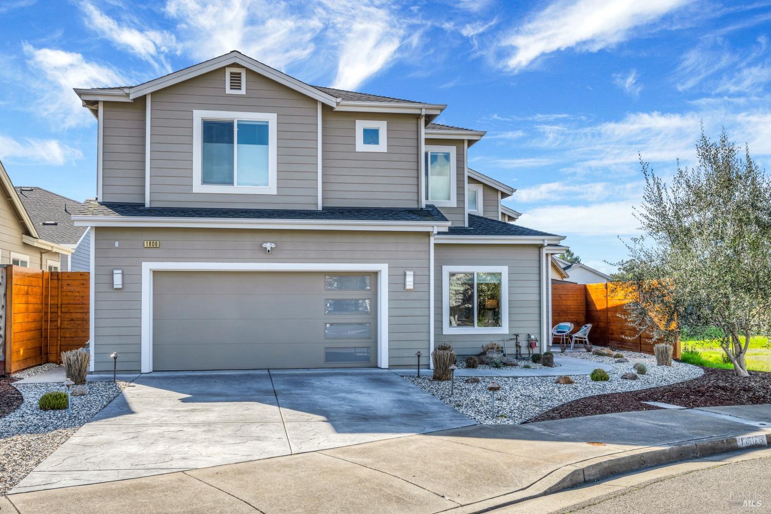 1806 Bella Vista Way