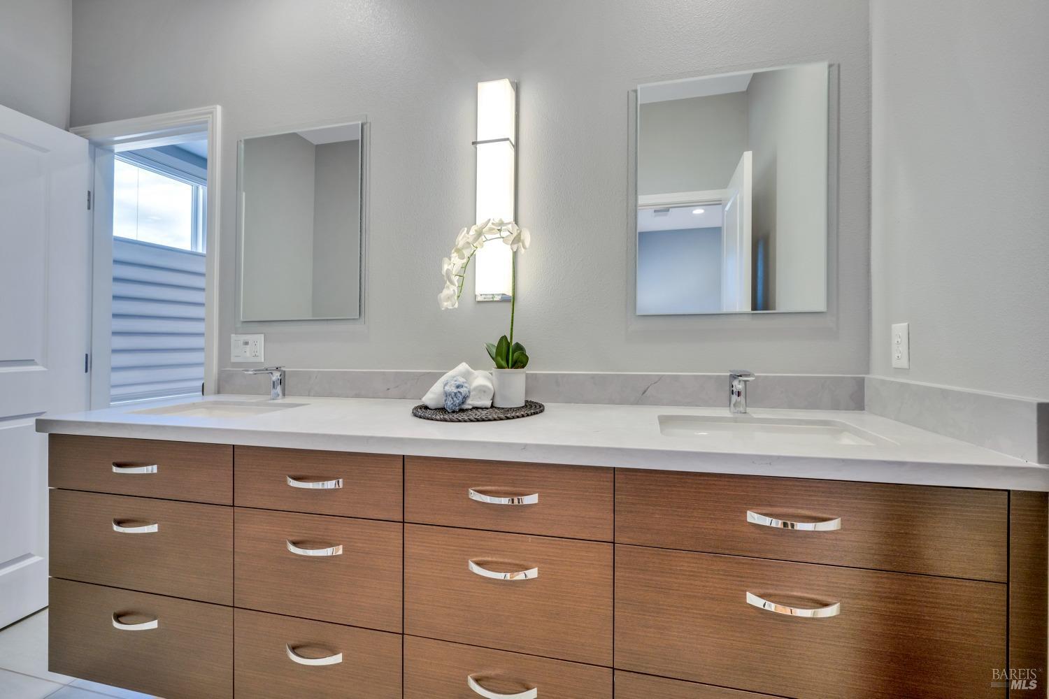 1806 Bella Vista Way