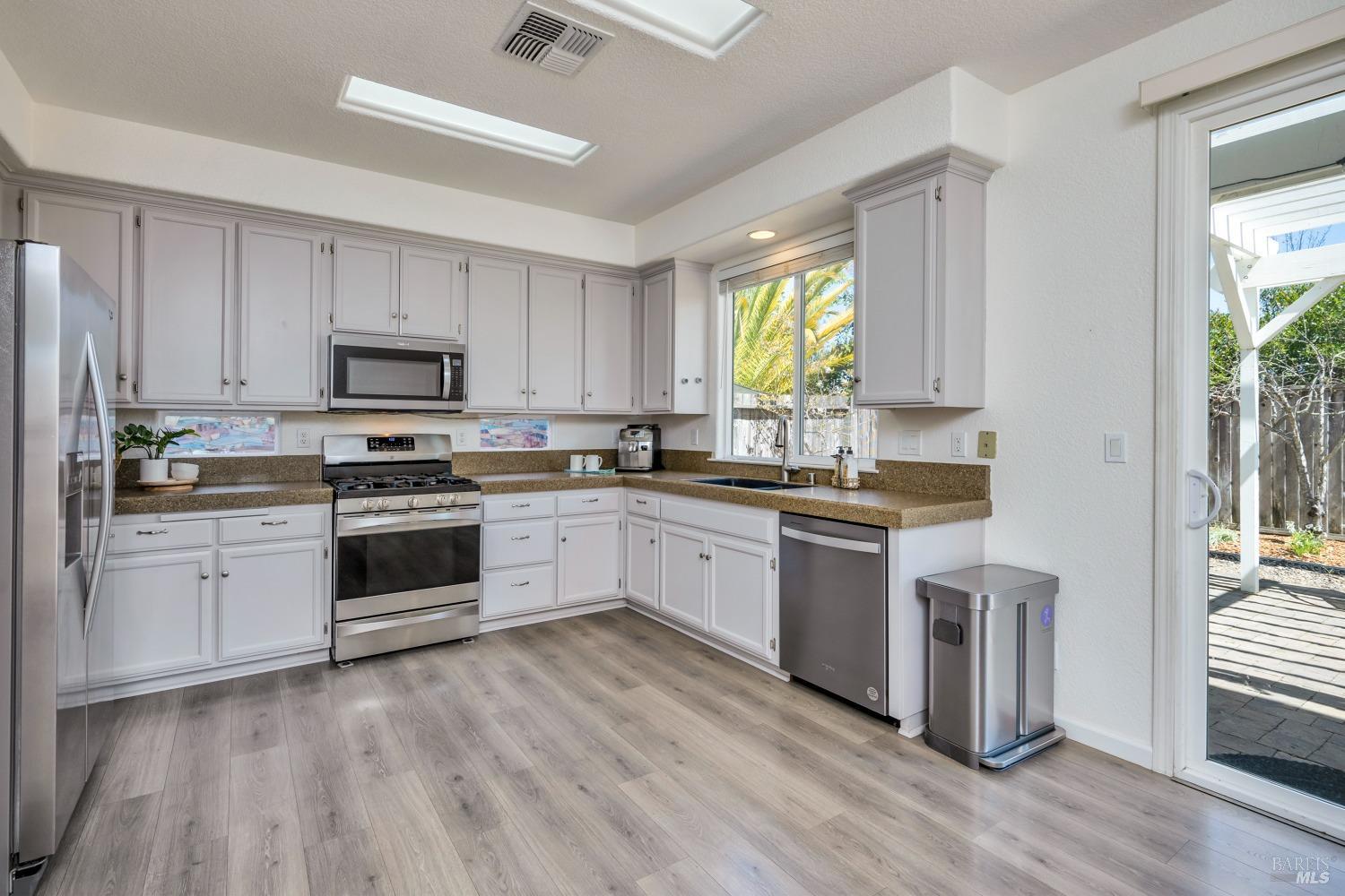 4072 Rickenbacker Dr