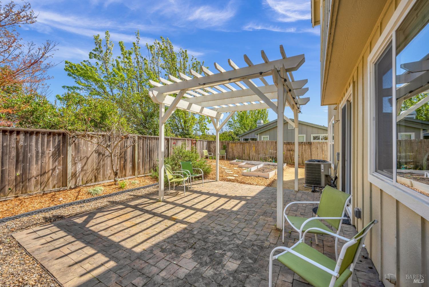 4072 Rickenbacker Dr