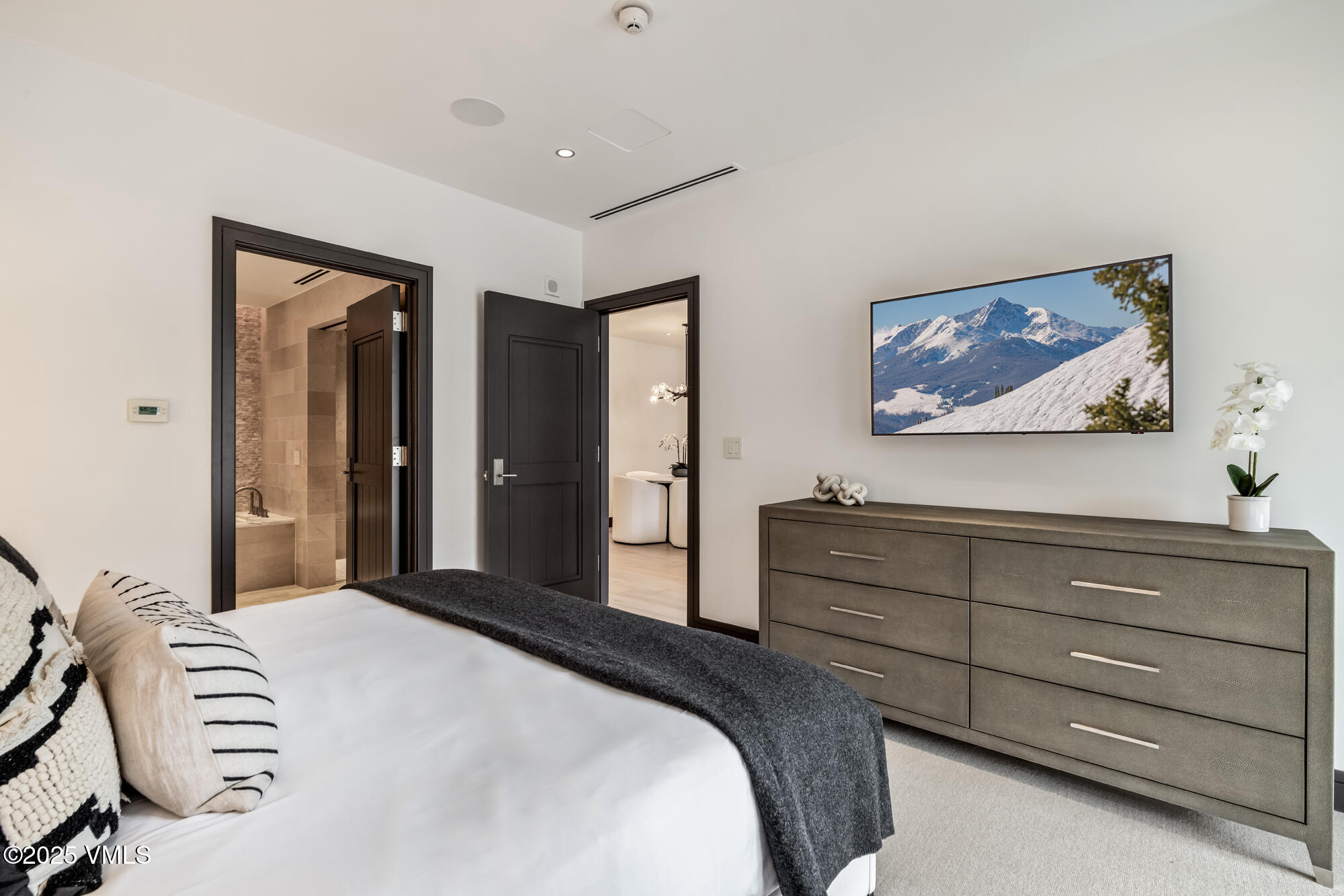 141 E Meadow Drive, PH C East