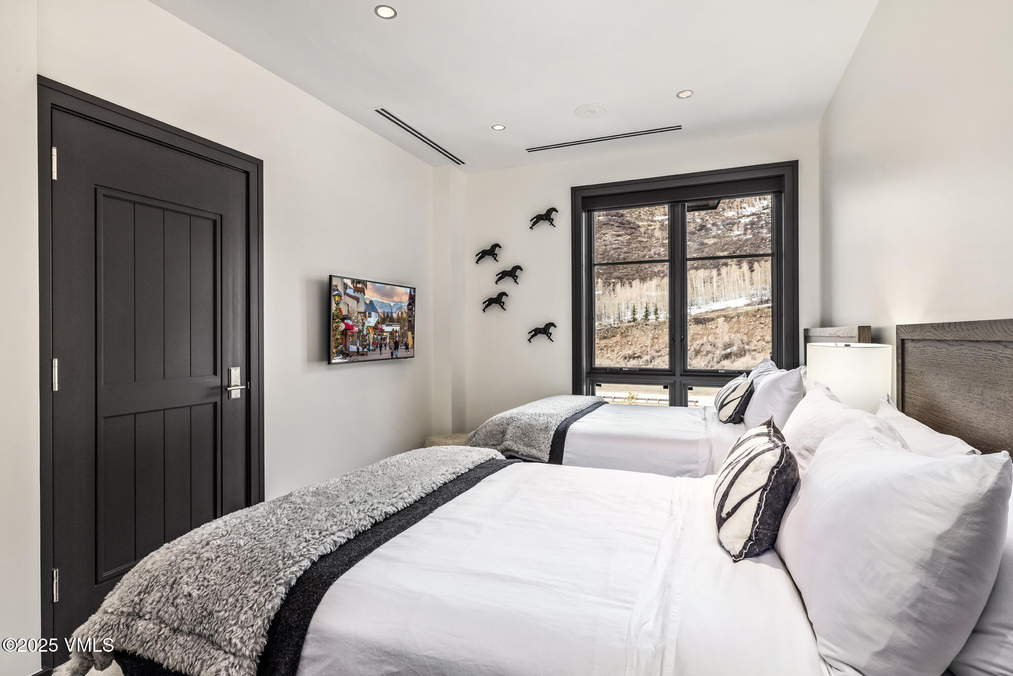 141 E Meadow Drive, PH C East