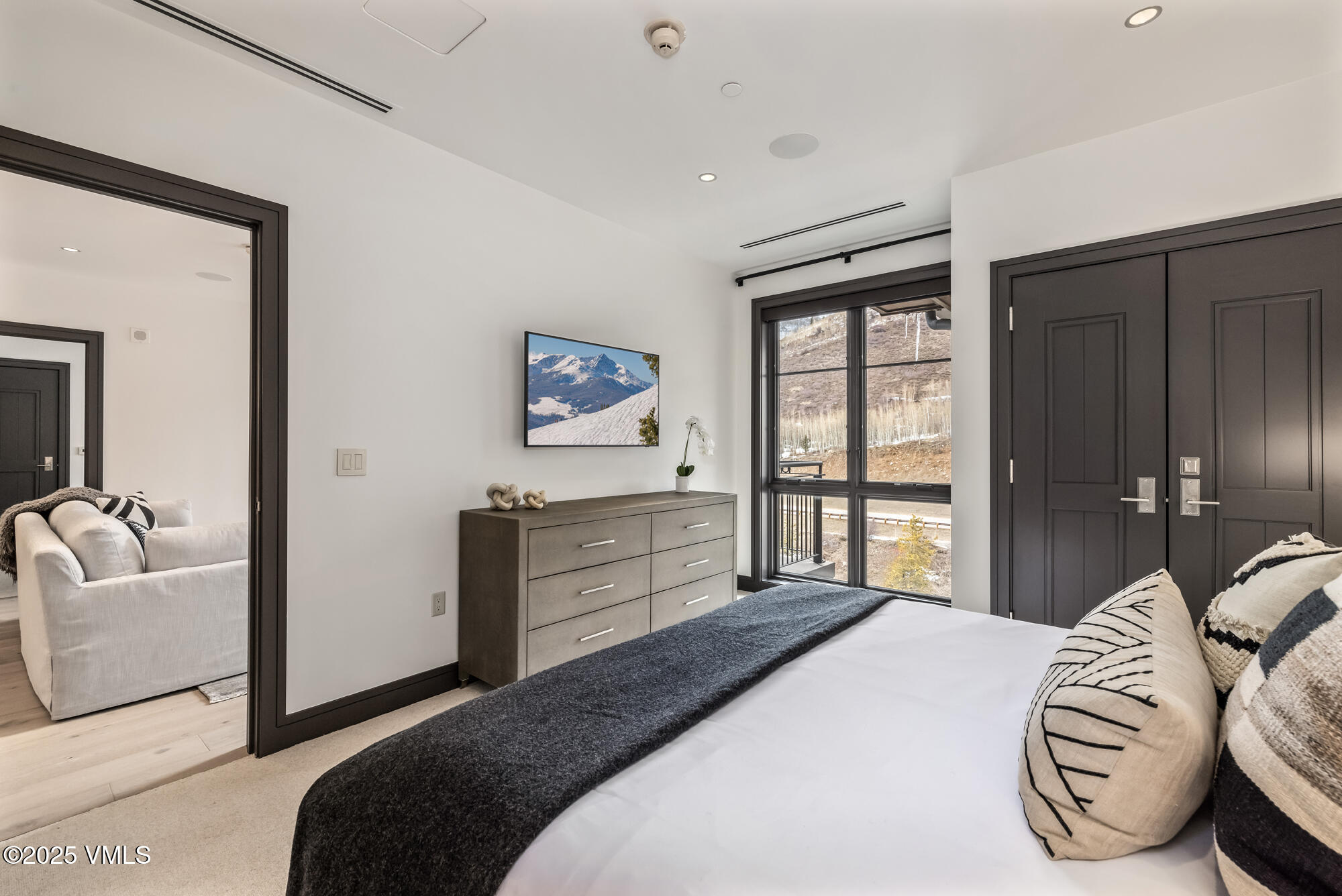 141 E Meadow Drive, PH C East