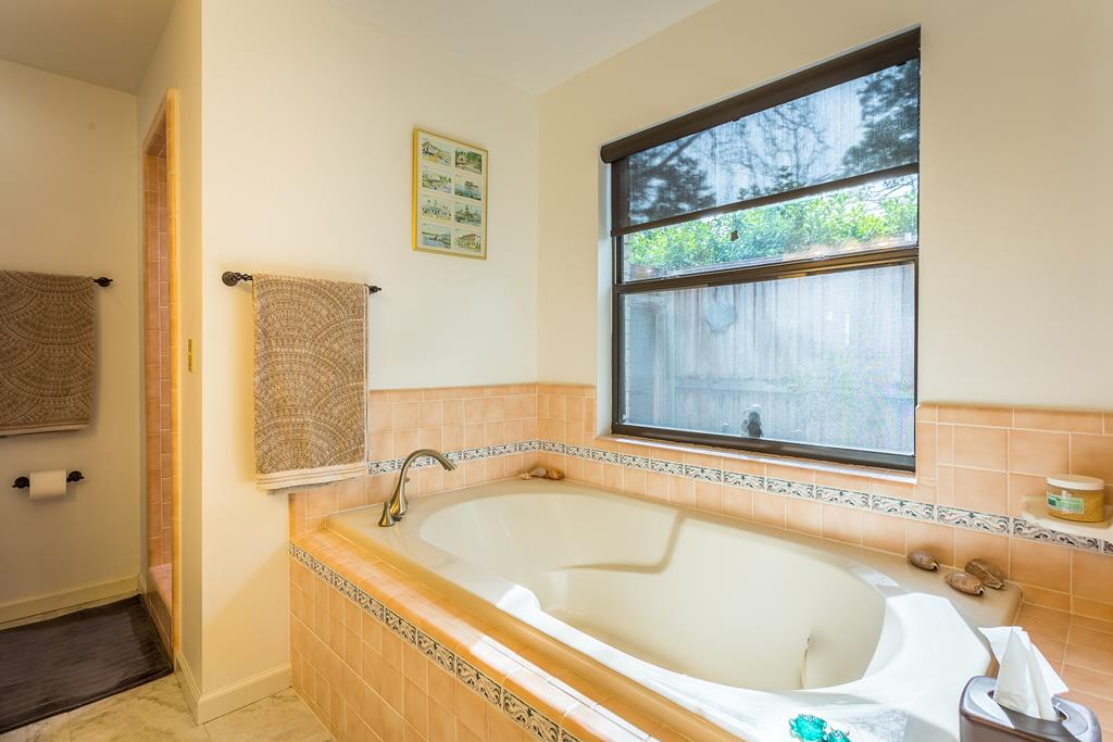 556 River Rd, 32322