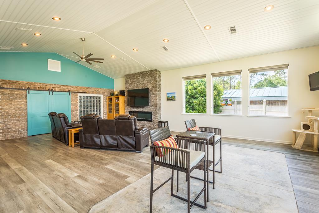 556 River Rd, 32322